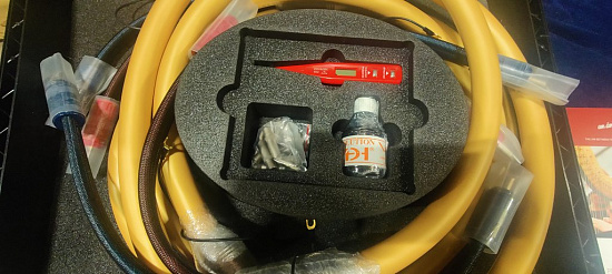 Готовый акустический кабель Van den Hul Mounted set 3T The Cumulus Hybrid. 3 метра пара. Разъем BERRI (2-2). Цвет: золотой