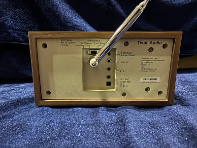 Радиоприемник Tivoli Model One Цвет: Бежевый/Орех [Classic Walnut]