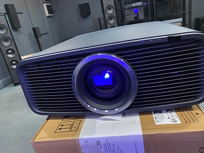 Кинотеатральный 4K-проектор JVC DLA-NZ700B c лазерным источником света